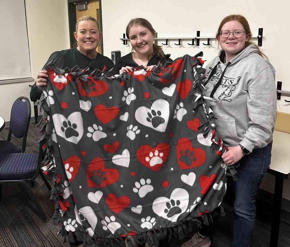 GVSU Students Make Crafts for a Cause